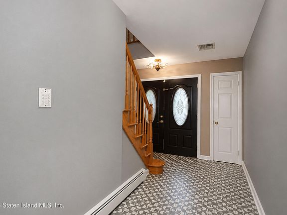 4th image of 410 Carlton Blvd