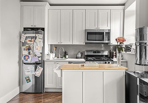 2nd image of 108 Bainbridge St #3