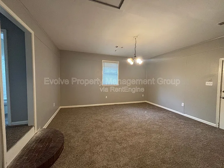 4268 Glenbrook St — Photo 10