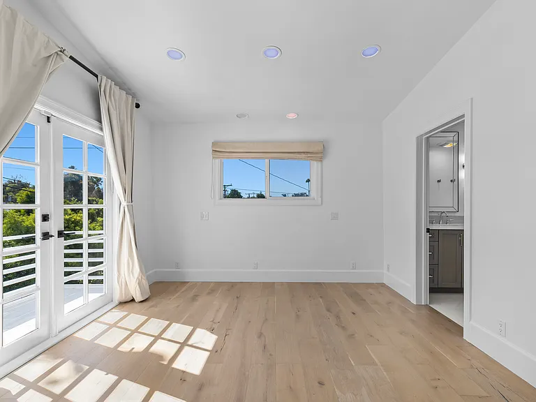 3200 N Poinsettia Ave — Photo 10