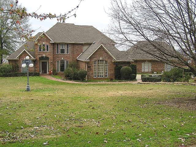 1st image of 170 Lakeshore Dr