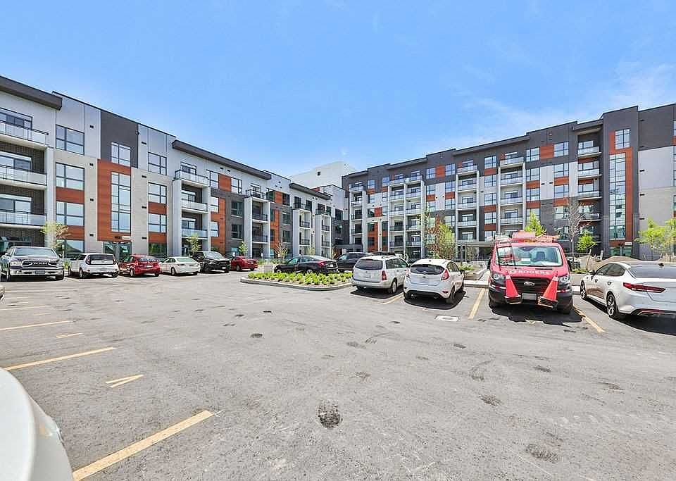 1st image of 95 Dundas St W #3