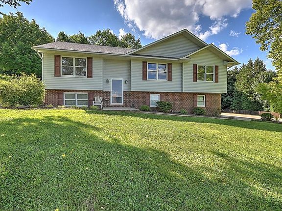 3rd image of 301 Ferndale Ln