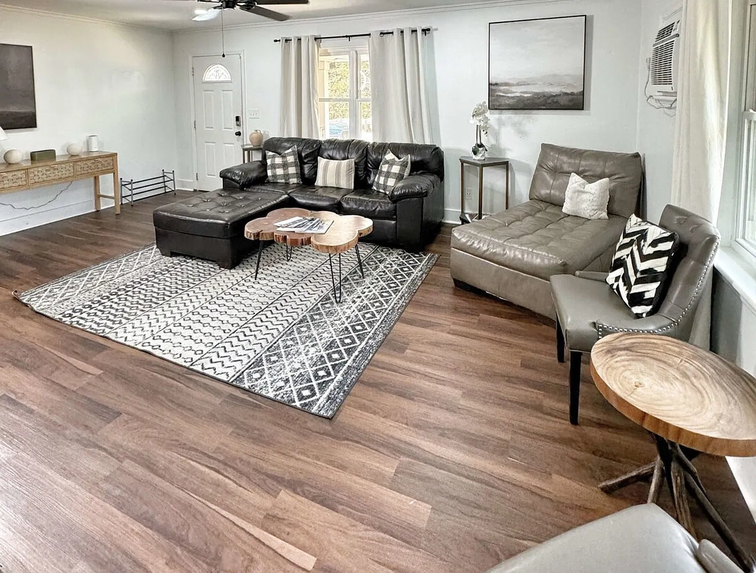 4 bed, 2.0 bath, 2497 sqft, $3,676 — Photo 2