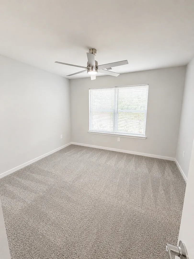 102 Lakewood Ave — Photo 3