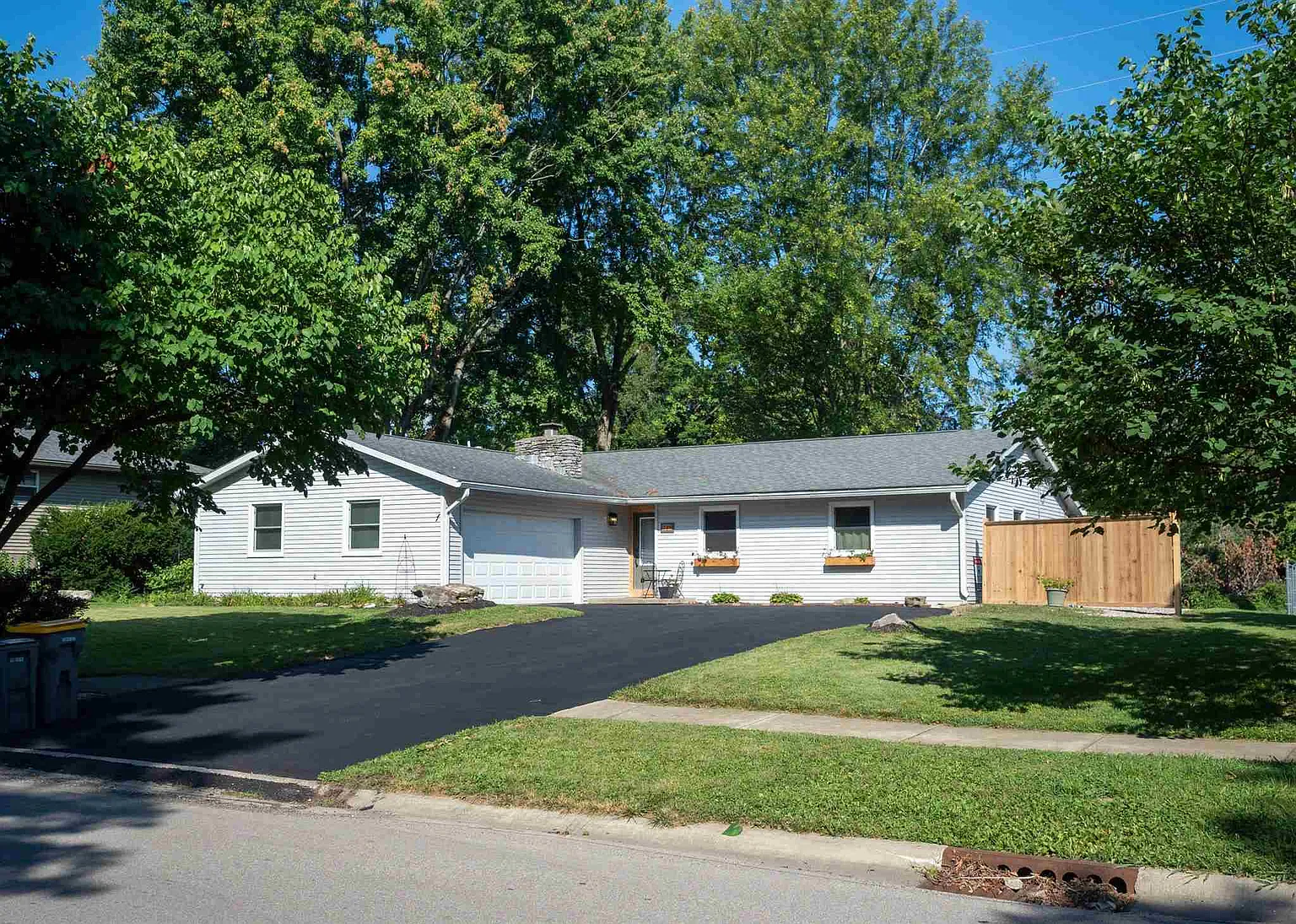 339 N Sheffield Dr photo 1