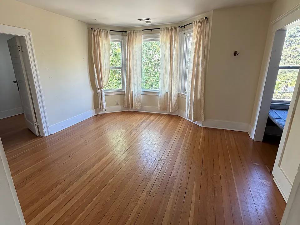 216 1/2 10th Ave