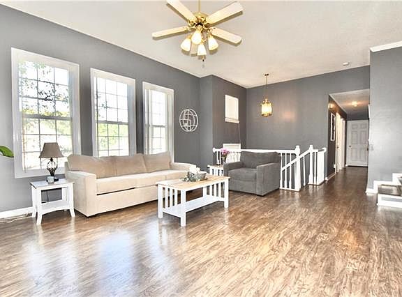 5th image of 917 NE Country Ln