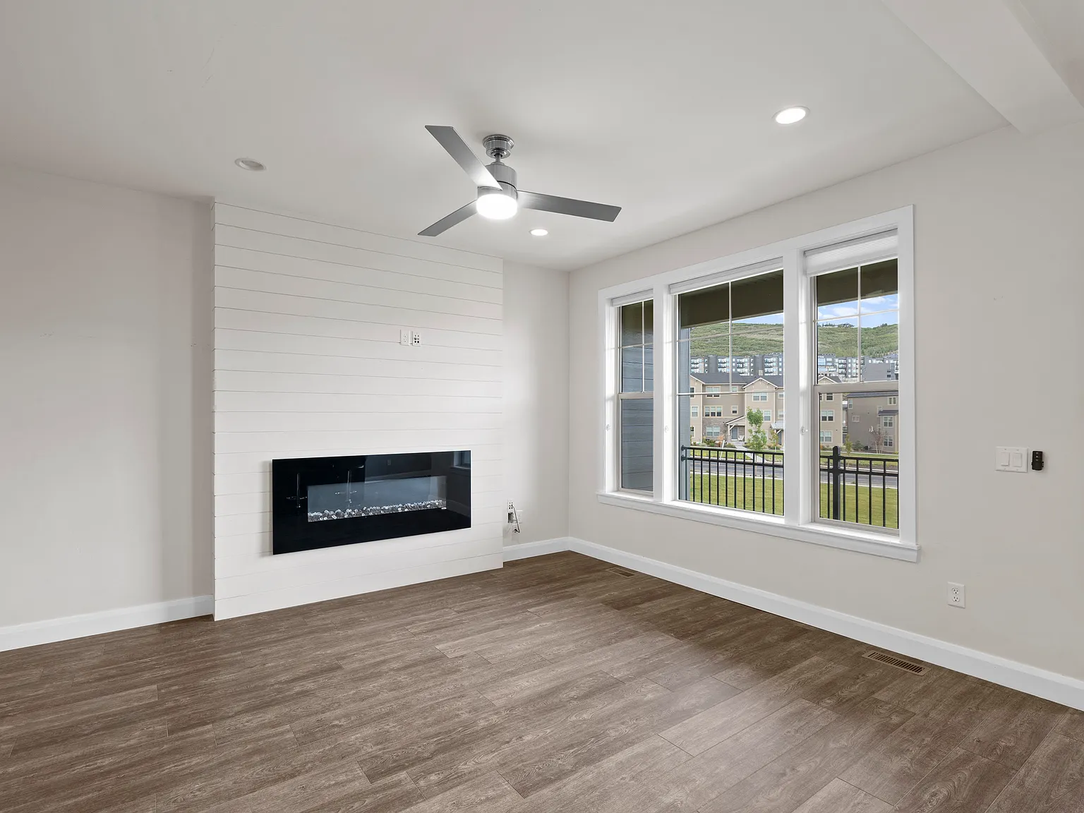 1116 Cattail Ct — Photo 3