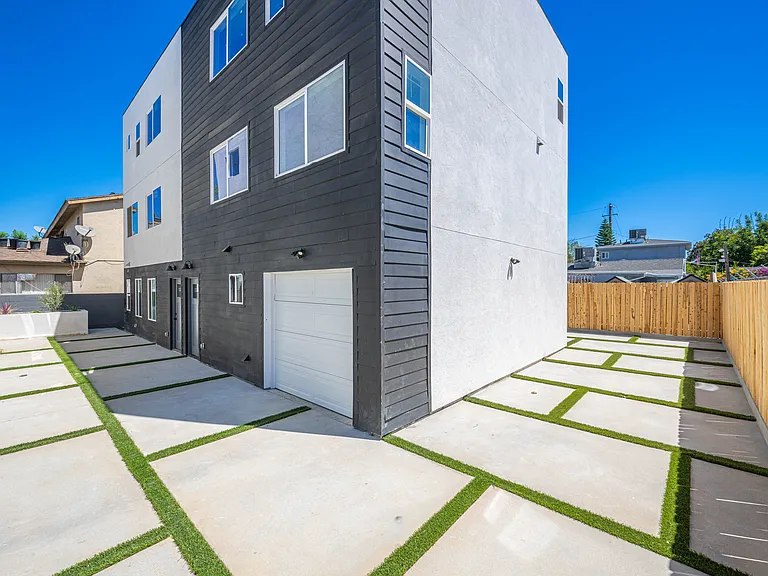6830 Hazeltine Ave — Photo 7