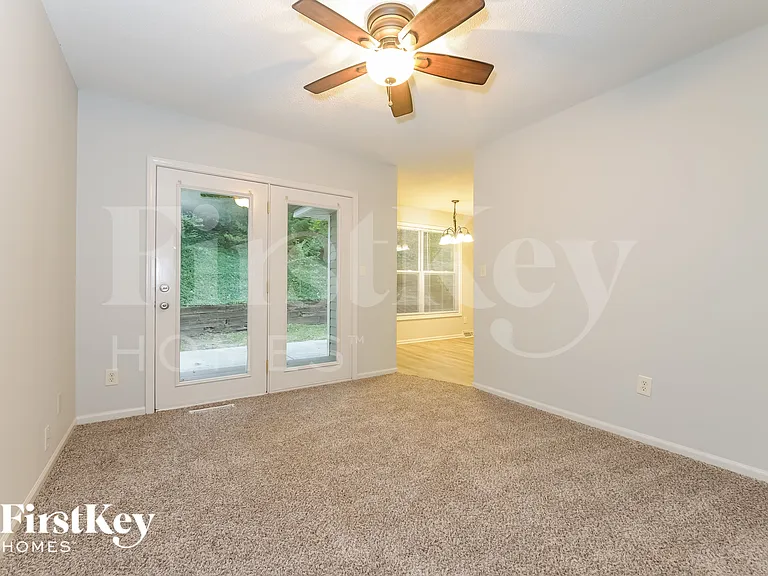 5905 NW Whispering Oaks Ln — Photo 10