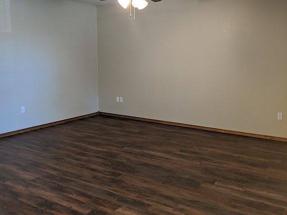 2nd image of 606 Redwater Blvd W
