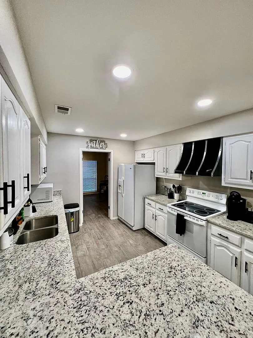 4 bed, $4,995 — Photo 3