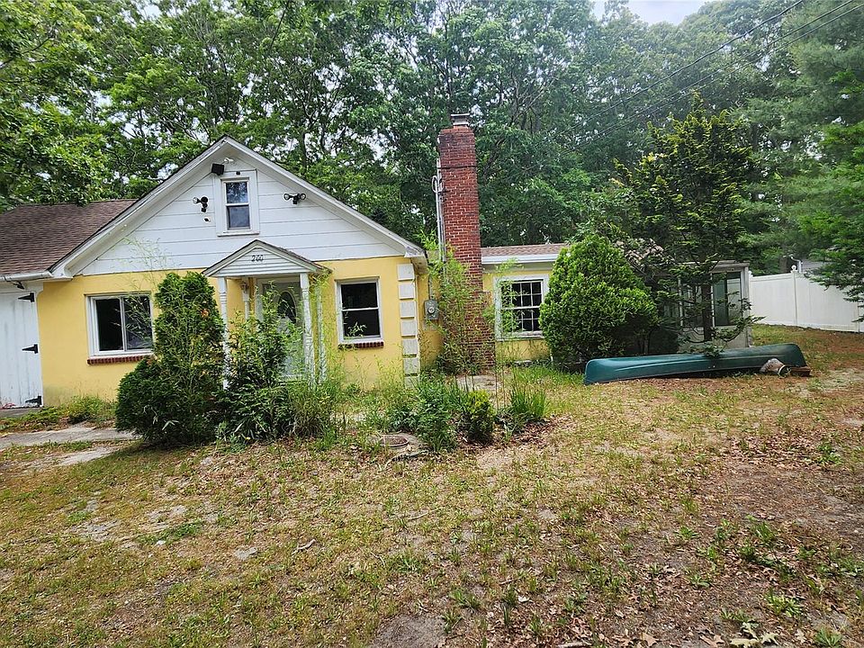1st image of 200 Oak Avenue