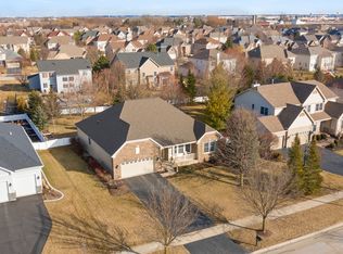 2385 Schrader Ln, North Aurora, IL 60542