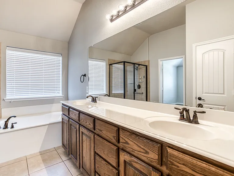 1404 Pillar Bluff Way — Photo 17