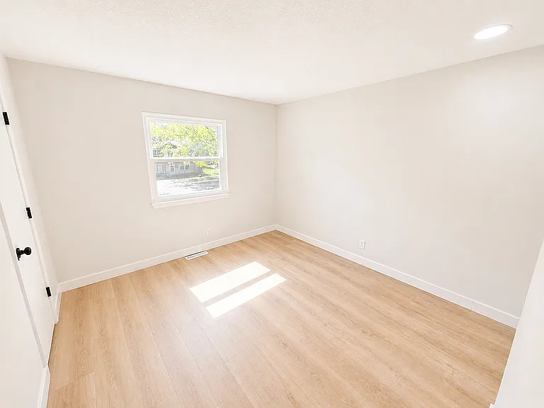 1430 E Willow Dr — Photo 11