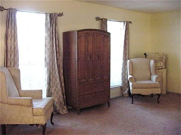 Formal living.