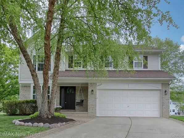 1029 Shetland Dr, South Lyon, MI 48178