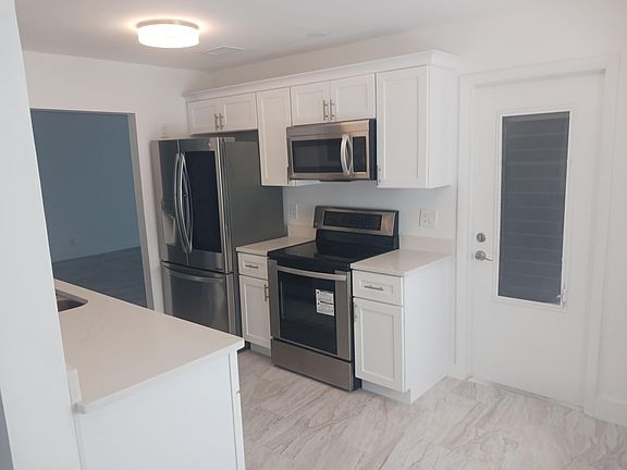 4th image of 1590 SW 14th Avenue