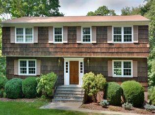 8 William Puckey Dr, Cortlandt Manor, NY 10567