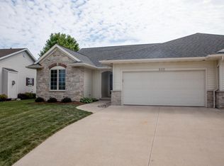 935 River Bluff Dr, Manitowoc, WI 54220