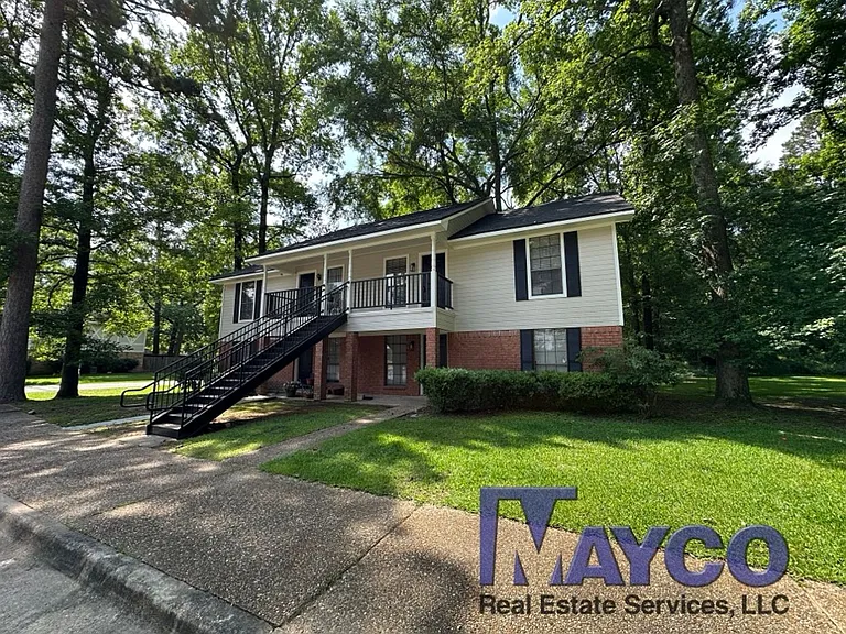Grand Oaks Apartment Homes — Photo 12