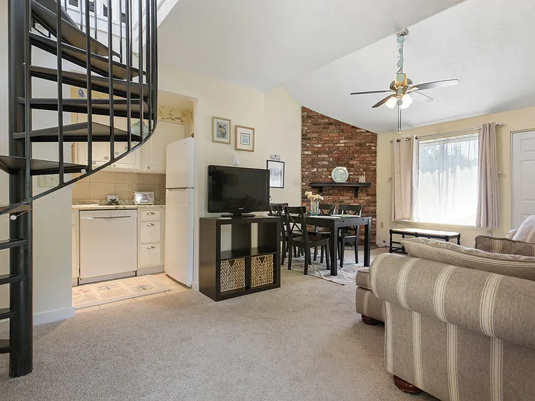42 Quidnet Ct — Photo 9