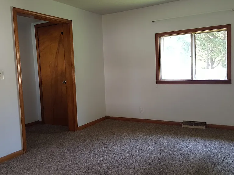 921 4th Ave NE — Photo 7