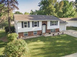 1706 Wildwood Rd, Bloomington, IL 61704