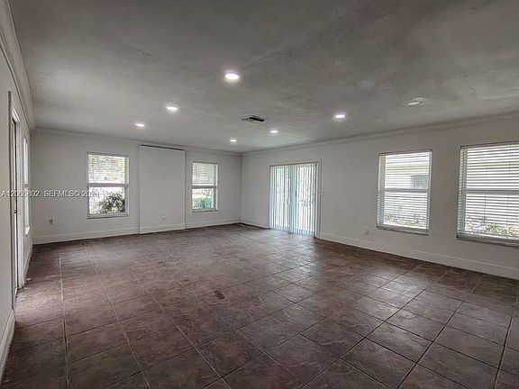 5th image of 3141 N 73rd Ave