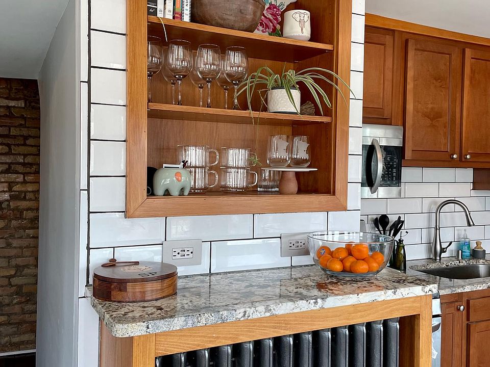 Chef's kitchen with custom maple cabinets, Venetian Granite countertops, deluxe Stainless Steel appliances (quiet Bosch Dishwasher, Ice/Water Kitchenaid Refrigerator, Convection LG Gas Range, and LG over-the-range microwave), build-in bookshelves with Win