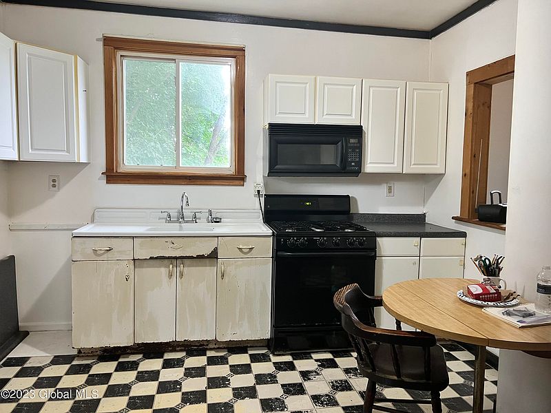 3rd image of 232 Myrtle Avenue