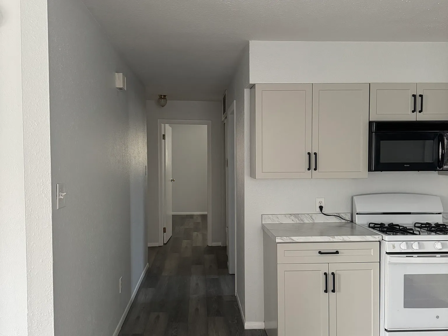 3 bed, 1290 sqft, $2,200 — Photo 2