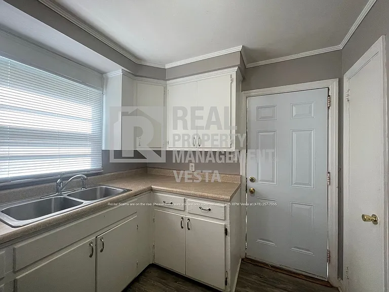 2063 Bayswater Rd — Photo 5