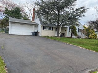 27 Deep Dale Dr W, Levittown, PA 19056