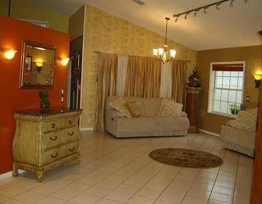 3rd image of 425 Somerset Way