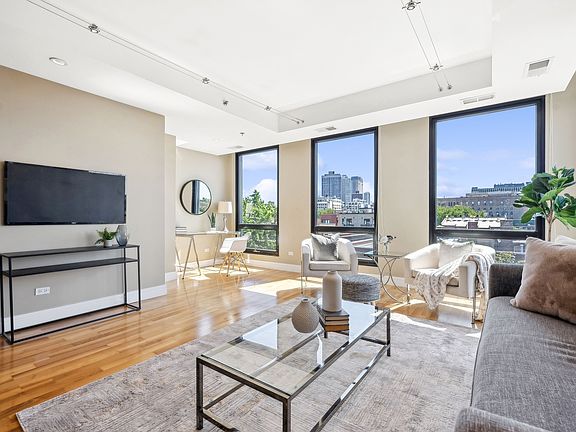 5th image of 550 W Wellington Ave APT 5W