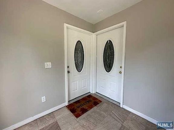3rd image of 385 Godwin Ave Floor 1