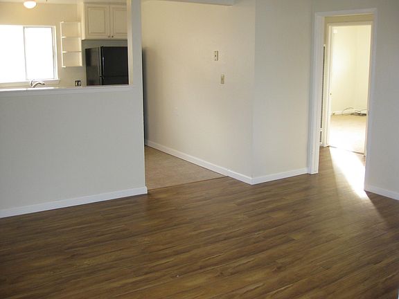 4th image of 2255 Shamrock Dr APT 4