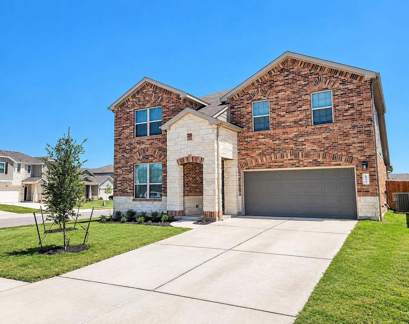5 bed, 3.0 bath, 2706 sqft, $2,395 — Photo 2