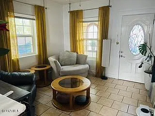 2 bed, 1.0 bath, 713 sqft, $995 — Photo 3