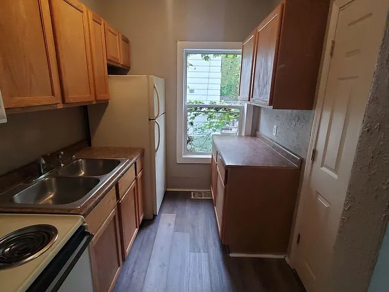 509-509A Park View Dr. (Duplex) — Photo 8