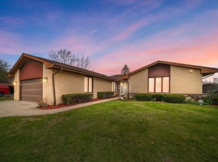 2653 N Bradford Dr, Arlington Heights, IL 60004