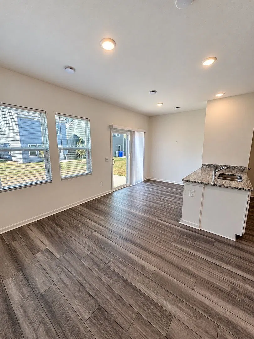 3 bed, 2.5 bath, 1175 sqft, $2,300 — Photo 2