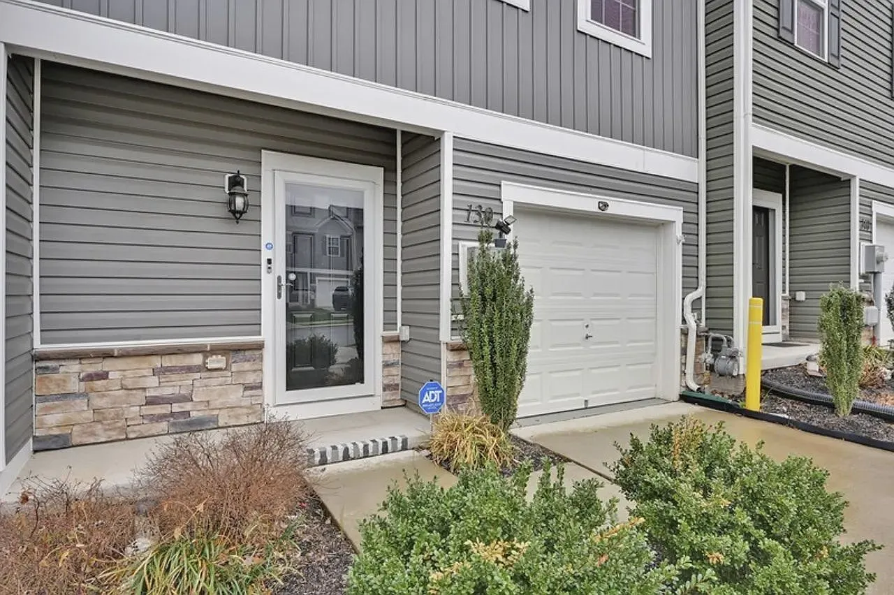 3 bed, 2.5 bath, 1490 sqft, $2,045 — Photo 2