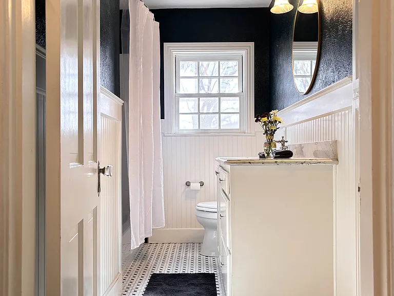 Main bathroom with shower/tub