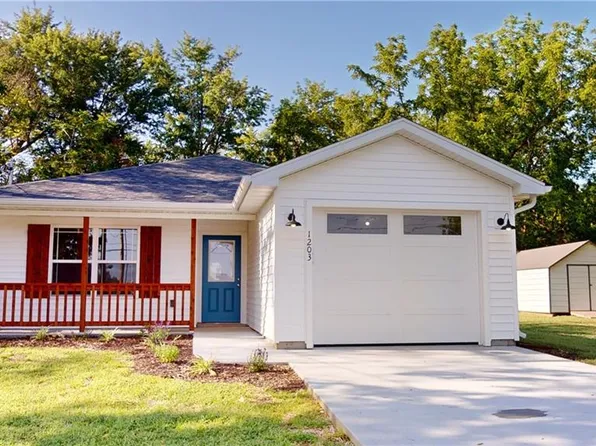 1203 W Ashland St, Nevada, MO 64772