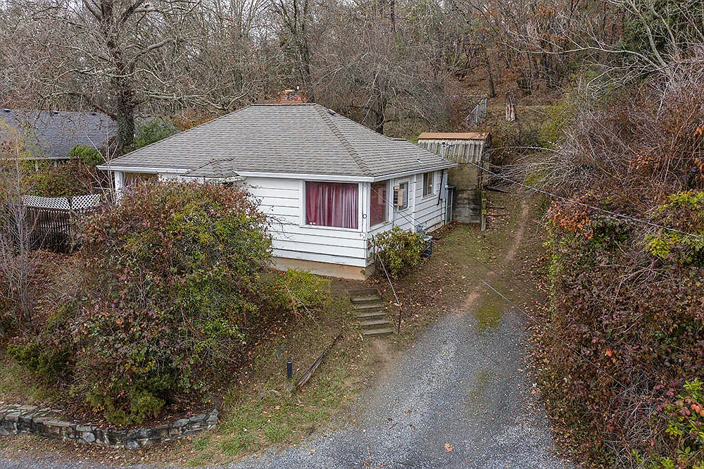 1122 NW Elm St photo 1
