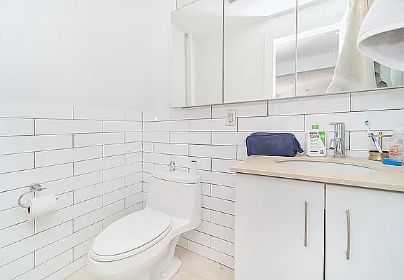 5th image of 120 E 4th St APT B
